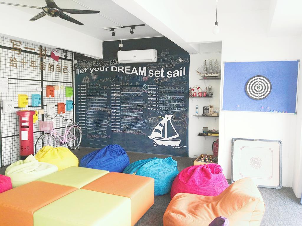 Roof Talk Theme Hostel Johor Bahru Exterior photo
